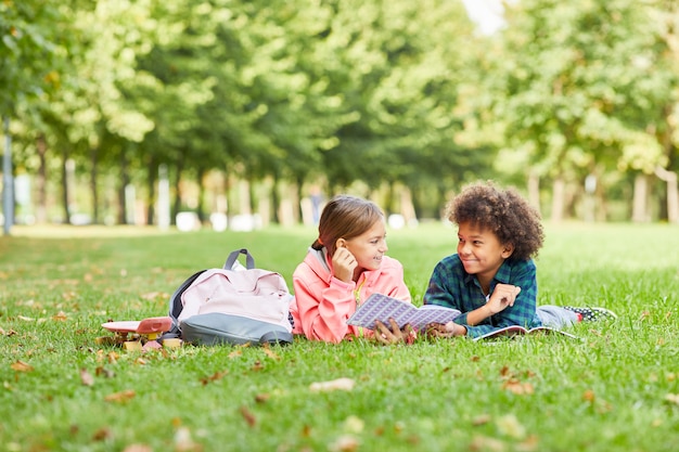 Enfants, coucher herbe