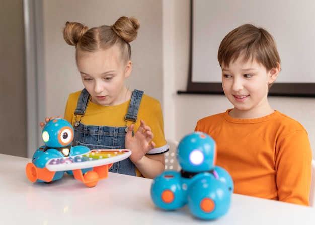 Photo les enfants à coup moyen sont curieux