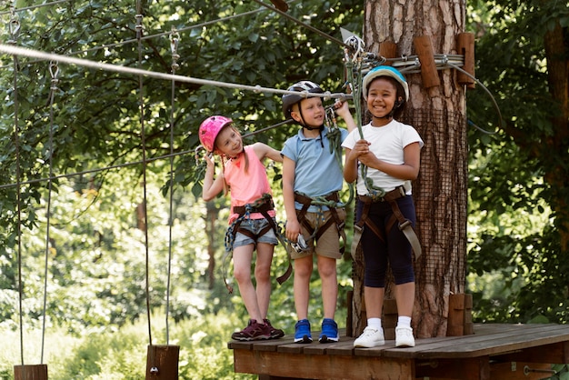 Enfants courageux jouant dans un parc d'aventure