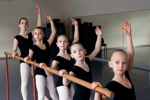 Enfants en cours de danse classique.