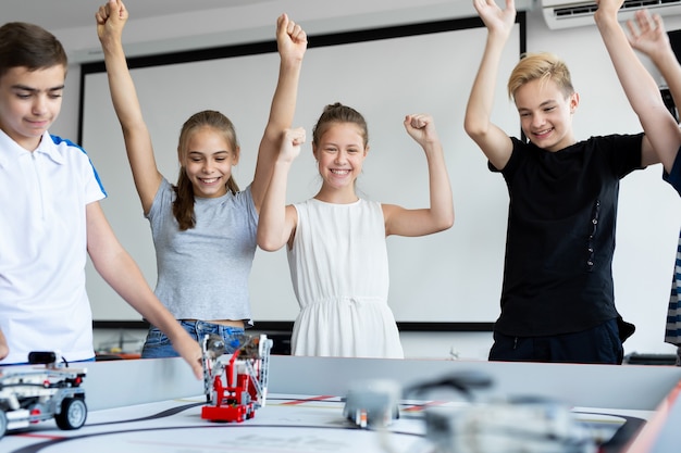 Les enfants des cours de robotique célèbrent la victoire