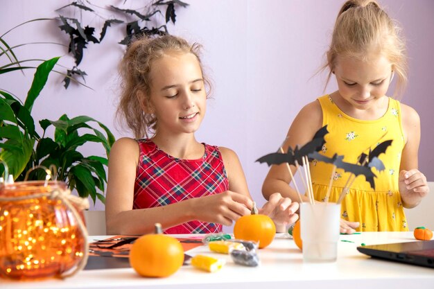 les enfants créent un DIY pour Halloween