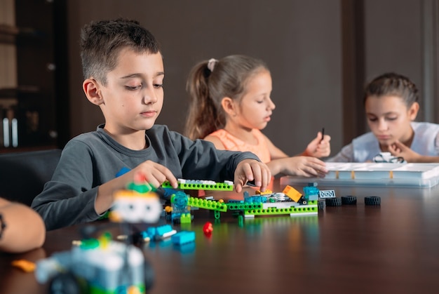 Les enfants créent des robots avec le professeur.