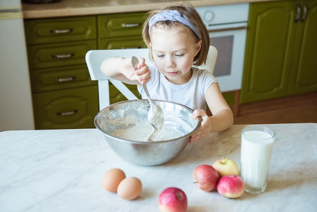 Enfants cuisine bonheur Concept maison enfant.