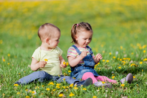 Les enfants dans le champ de printemps