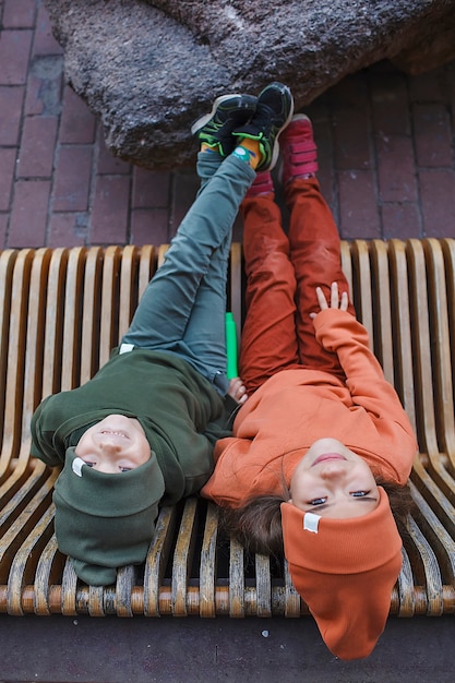 Enfants Dans Des Chapeaux à La Mode Et Des Sweats à Capuche S'amusant Dans Les Vibrations D'automne Du Parc Automne Beauté Style Enfant Mode