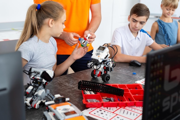 Photo enfants dans une classe de robotique dans la salle de classe