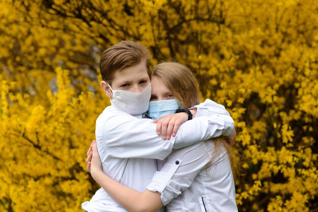 Enfants dans un parc de la ville dans des masques médicaux