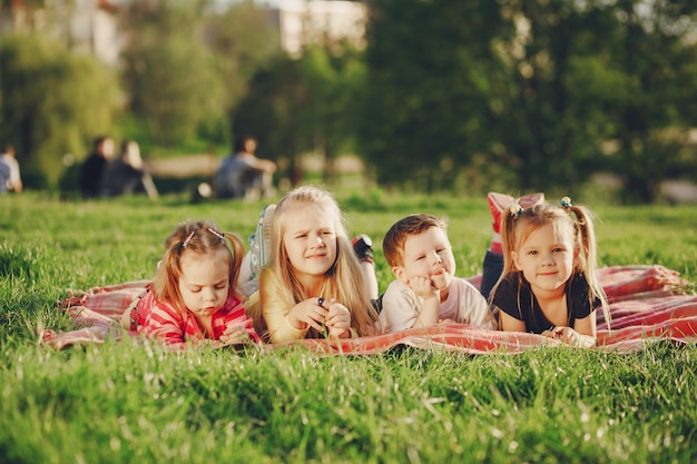 Enfants dans le parc