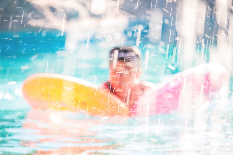 Enfants dans la piscine s&#39;amuser