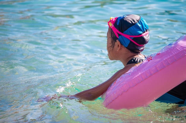 Enfants dans la piscine s&#39;amuser