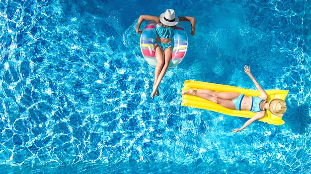 Enfants dans la piscine