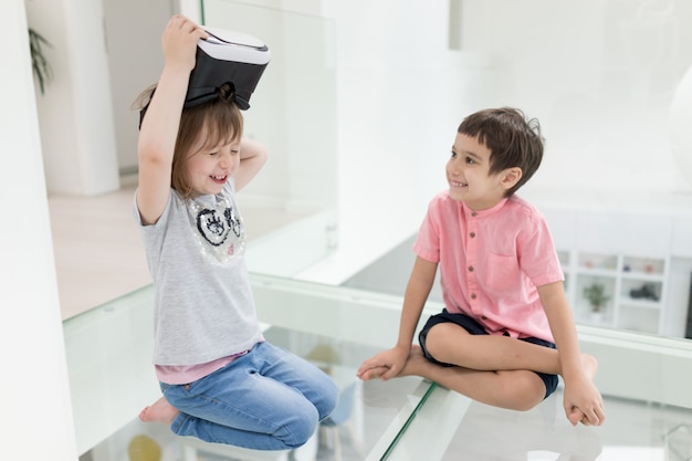 Les enfants dans la réalité virtuelle à la maison