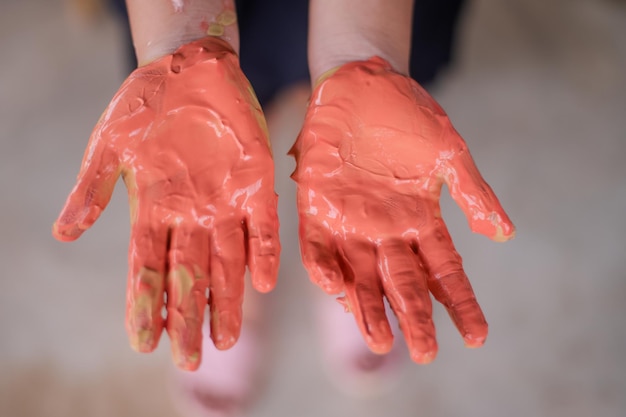 Enfants dans la salle de cours d'art