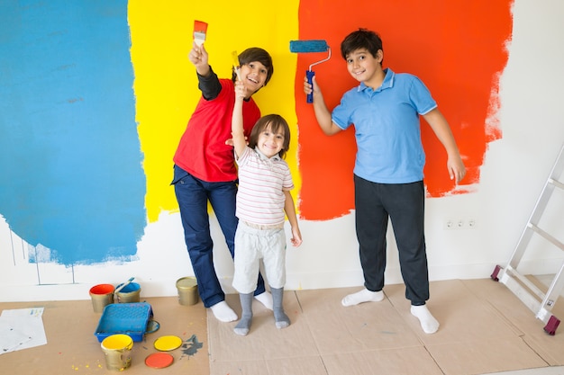 Enfants dans la salle de peinture sur le mur