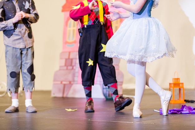 Photo les enfants dansent la tradition des danses folkloriques russes.