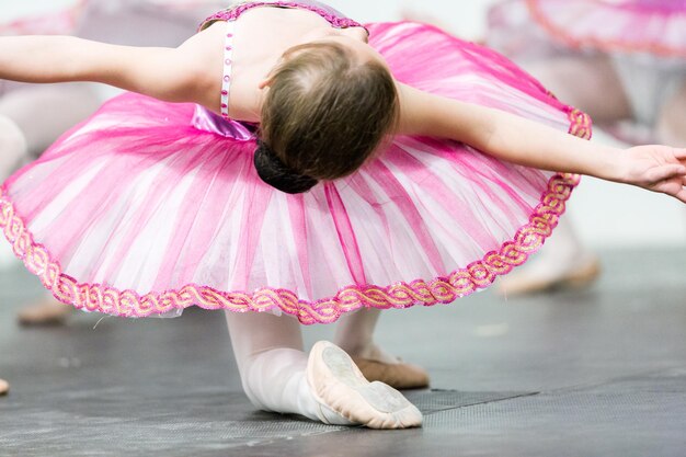 Les enfants dansent la tradition des danses folkloriques russes.