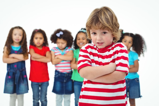 Enfants debout avec les bras croisés