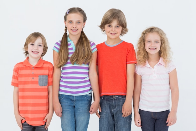 Enfants debout côte à côte sur fond blanc