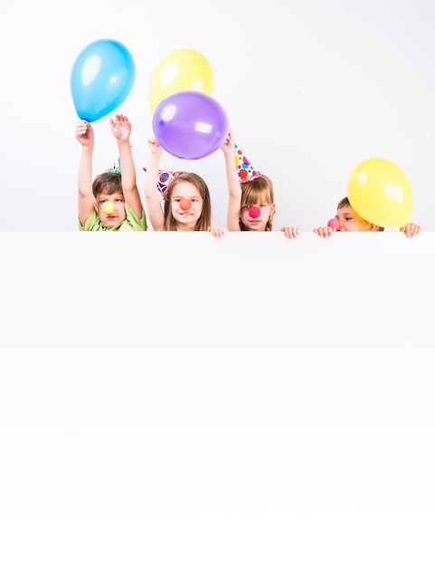 enfants avec des décorations de vacances et des publicités en blanc