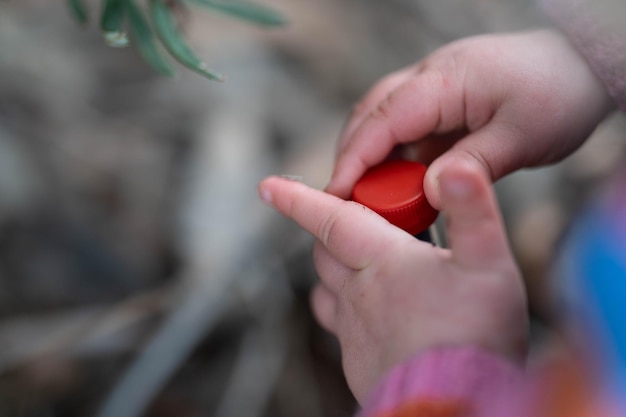 les enfants découvrent la nature à l'extérieur