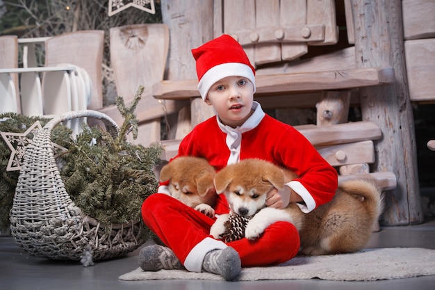 enfants déguisés en aides du Père Noël.