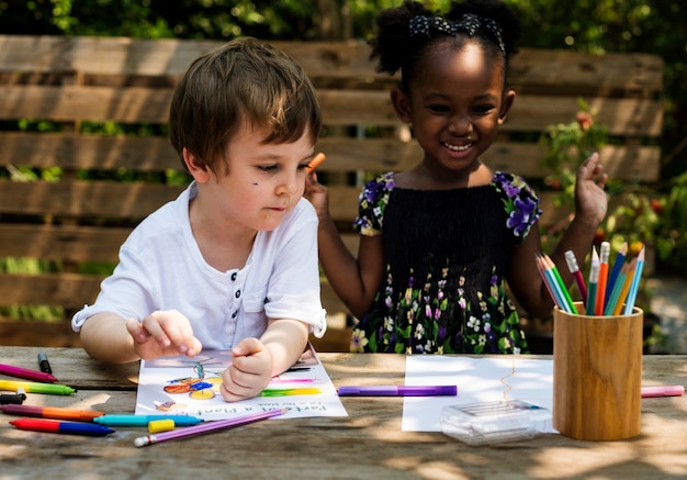 Photo enfants dessinant ensemble