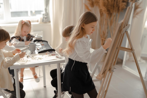 Enfants dessinant avec de la peinture ou de la peinture à l'aquarelle Amusez-vous et prenez une leçon de dessin