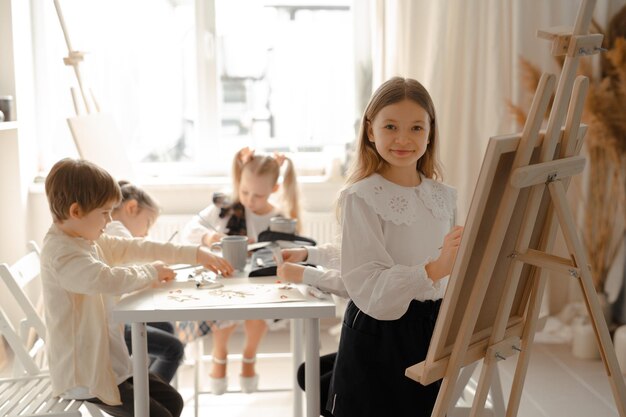 Enfants dessinant avec de la peinture ou de la peinture à l'aquarelle Amusez-vous et prenez une leçon de dessin