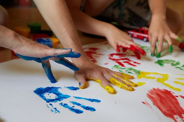 Photo enfants dessinant avec vos doigts