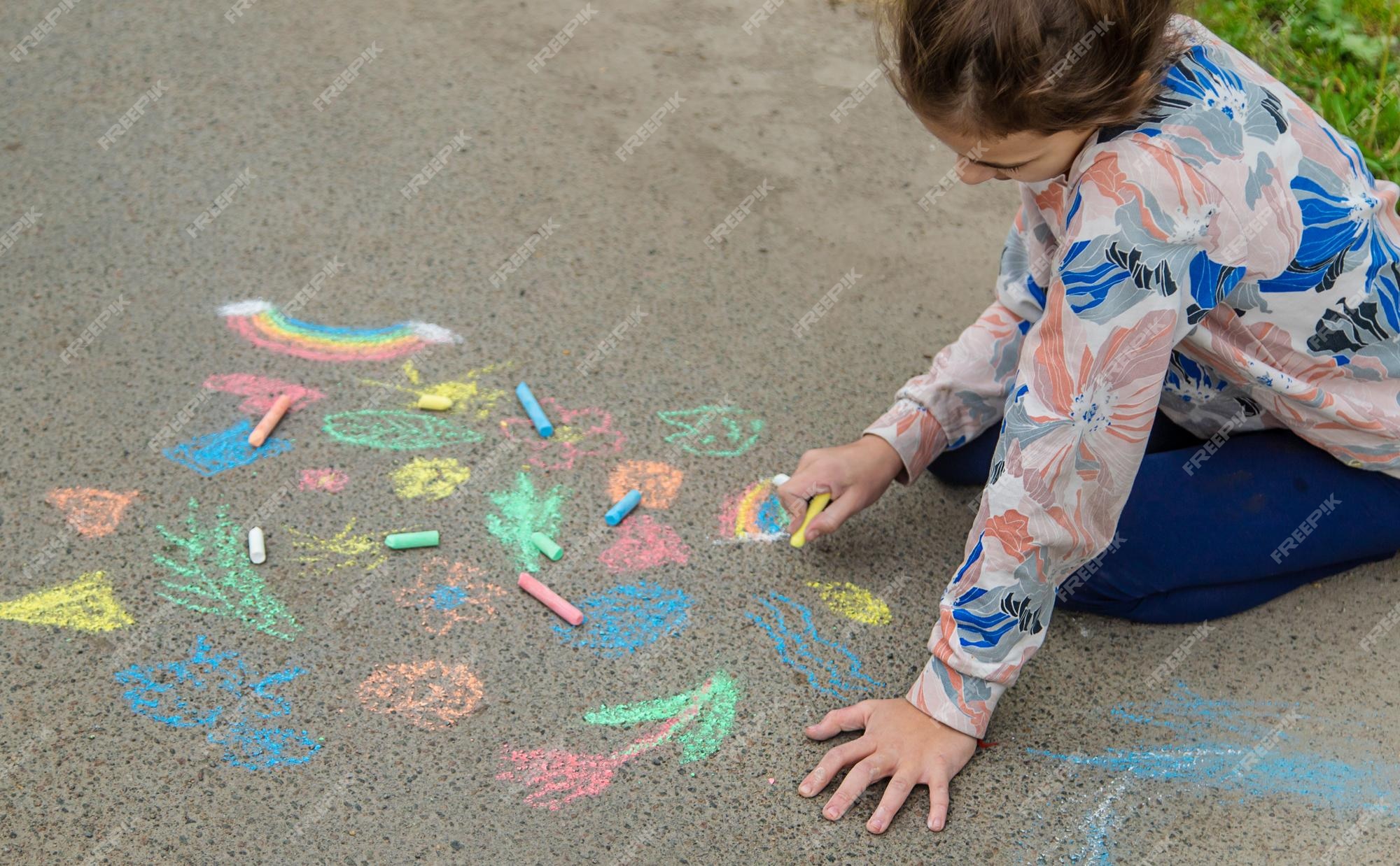 Les Enfants Dessinent à La Craie Sur Le Trottoir Mise Au Point Sélective