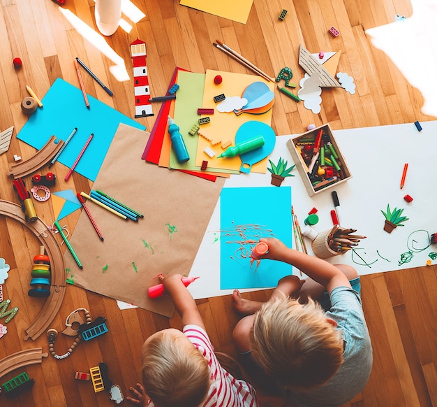 les enfants dessinent et fabriquent des arrière-plans d'artisanat pour les classes préscolaires et maternelles ou d'art