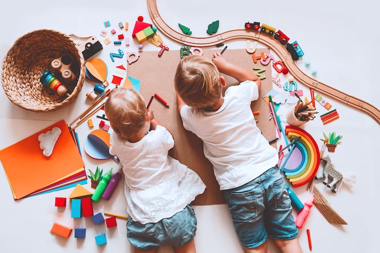 Photo les enfants dessinent et fabriquent des arrière-plans d'artisanat pour les classes préscolaires et maternelles ou d'art