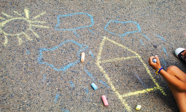 Les enfants dessinent la maison du drapeau ukrainien sur le trottoir Mise au point sélective