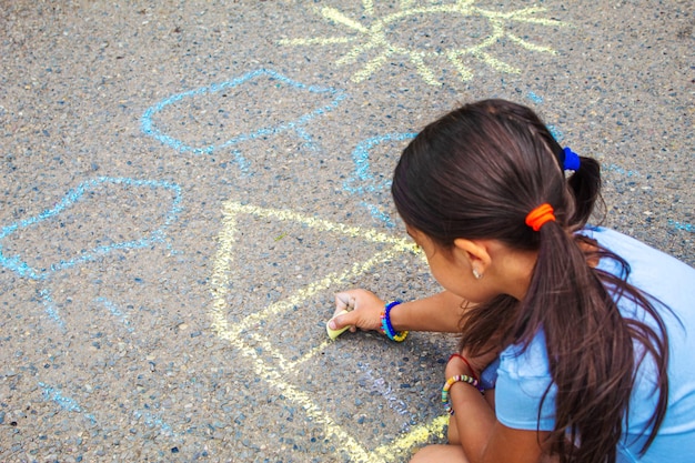 Les enfants dessinent la maison du drapeau ukrainien sur le trottoir Mise au point sélective