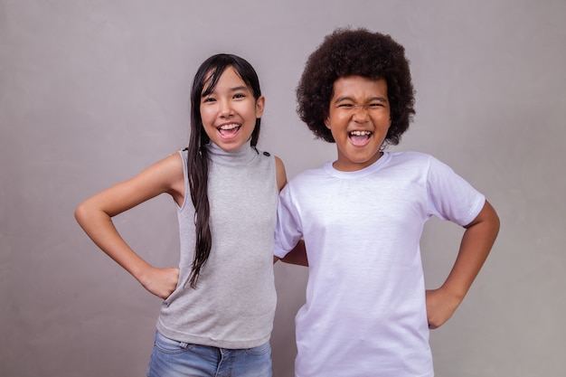 Enfants de diversité différente sur fond gris. Fille japonaise avec un enfant afro sur fond gris avec un espace pour le texte.