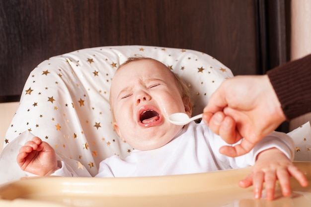 Enfants doux mangeant des aliments sains à la maternelle ou à la maison