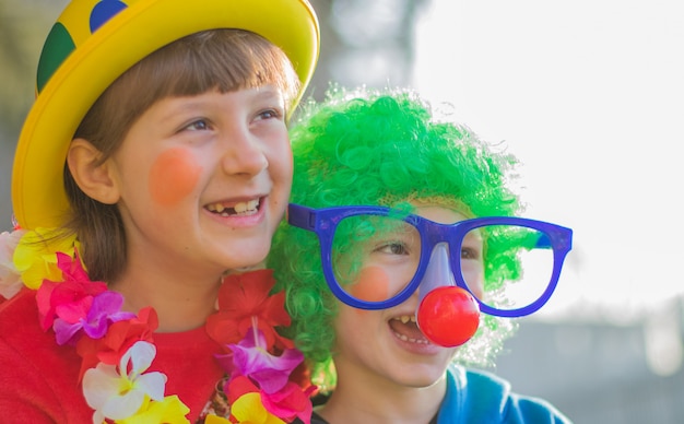 Enfants drôle de carnaval souriant et jouant en plein air