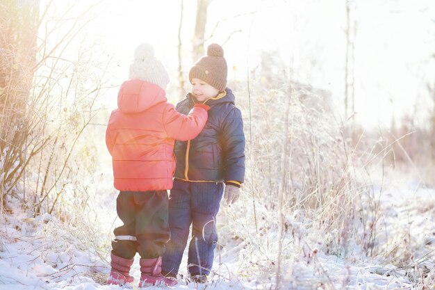 Les enfants du parc d'hiver jouent avec la neige