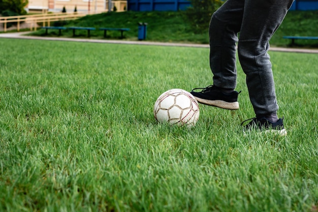 Les enfants de l'école primaire jouent au football sur le terrain.