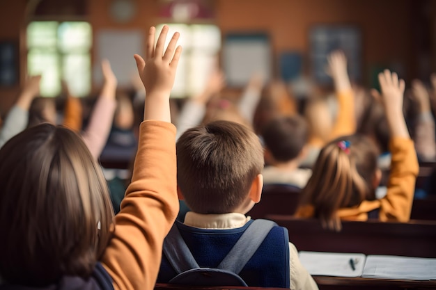 Les enfants de l'école primaire participent avec les mains levées en classe active