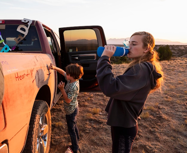 Enfants écrivant sur une camionnette sale