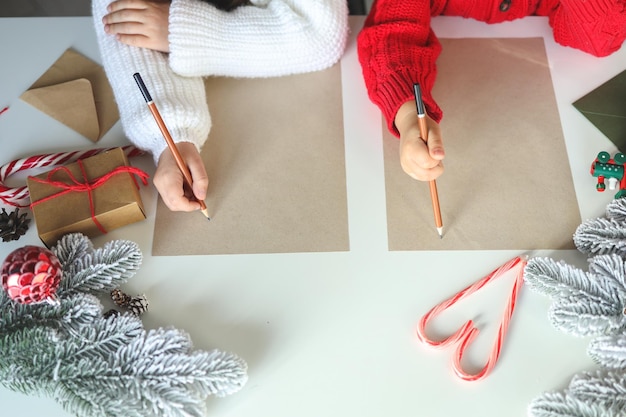 Les enfants écrivent une lettre au Père Noël photo atmosphérique festive