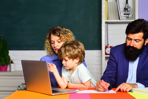 Enfants d'éducation de famille d'école de septembre au garçon préscolaire de l'école primaire avec des parents dedans