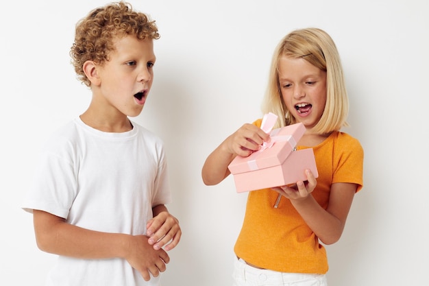 Enfants élégants mignons cadeau d'anniversaire amusant surprise fond isolé inchangé