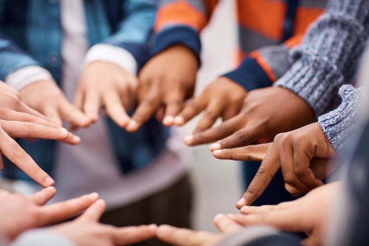 Photo les enfants et les élèves signent la paix dans le cercle scolaire et ensemble pour le soutien dans l'éducation les enfants s'entendent et s'unissent dans la sécurité ou la sécurité dans l'apprentissage à l'académie emoji et communauté pour la gentillesse