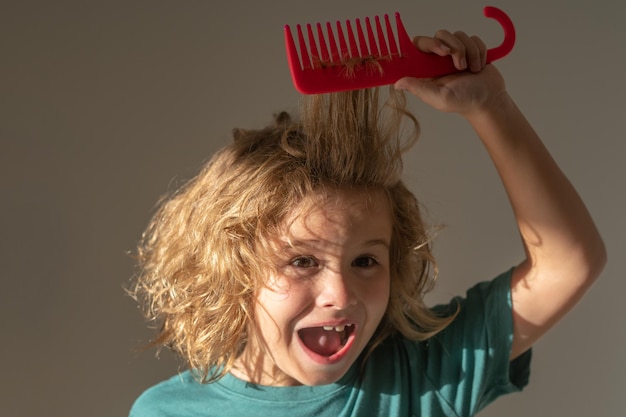 Photo enfants emmêlés cheveux enfant se brosser les cheveux emmêlés coupe de cheveux drôle d'enfants