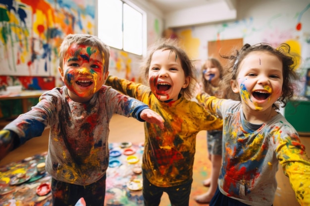 Des enfants enduits de peinture dans une école d’art peignent des tableaux