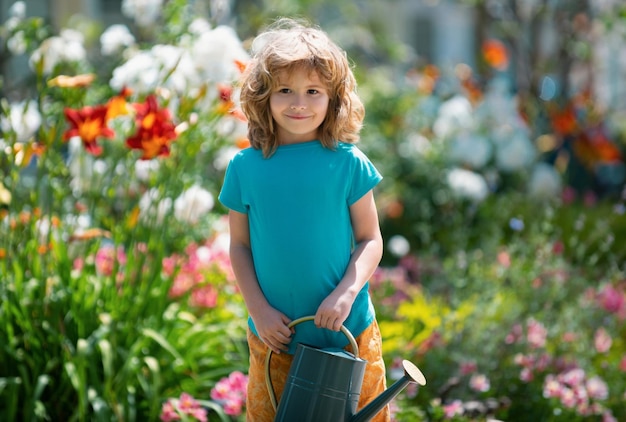 Enfants d'enfance américains arrosant des fleurs dans le jardin jardinage à la maison