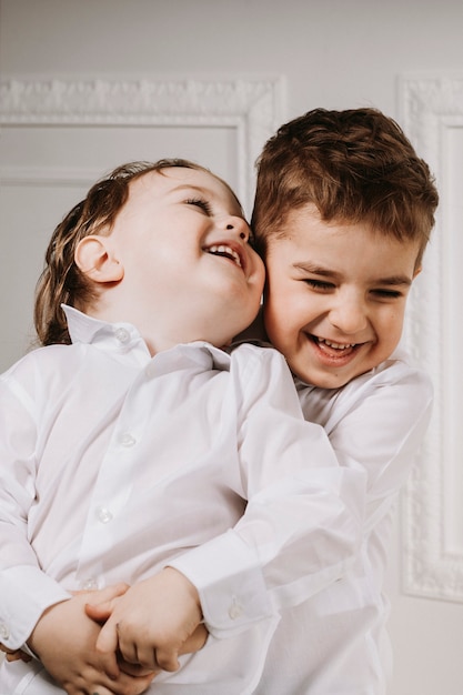 Enfants, enfance heureuse. Les petits garçons, les frères aiment. rire d'enfant. Famille, bonheur.